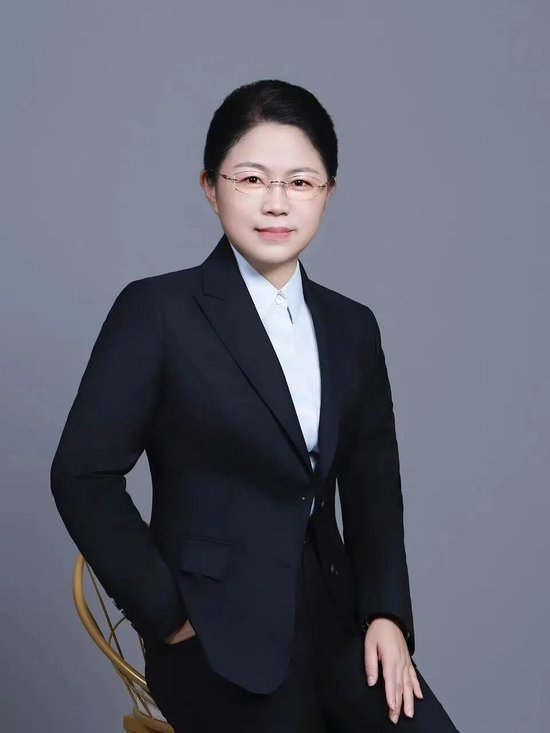 千亿公募董事长，她被聘为A股银行副行长